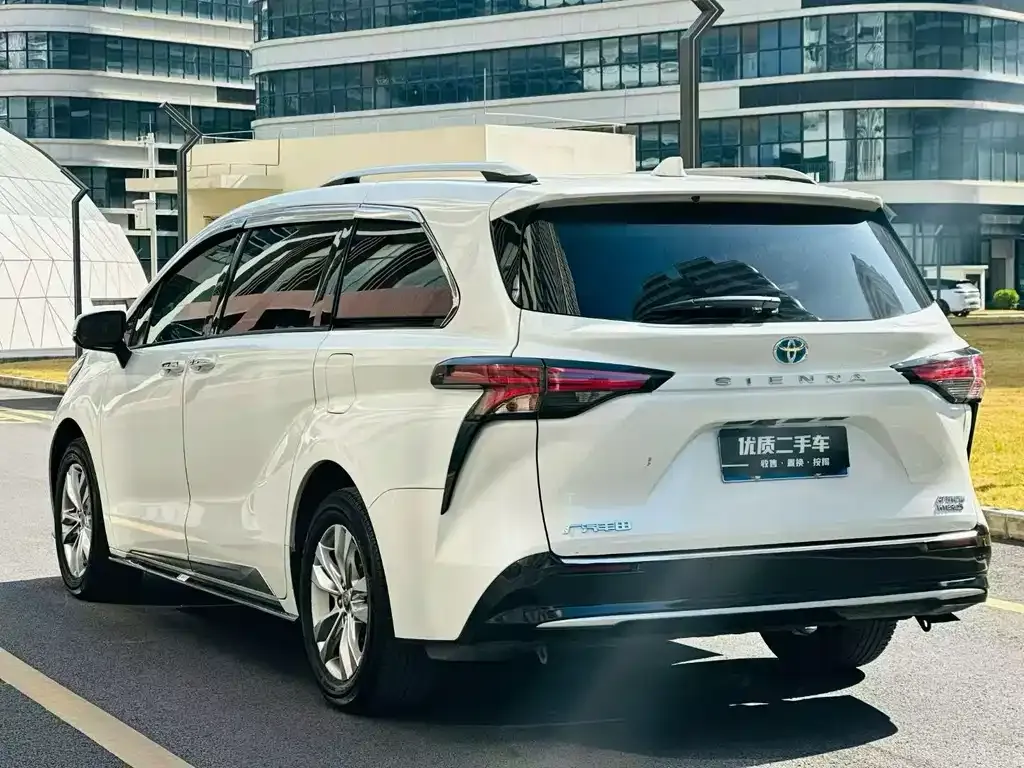 Toyota Sienna — фото 9
