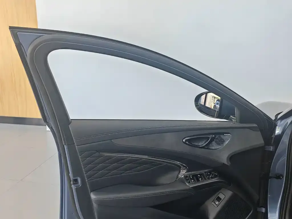 BYD Seal — фото 3