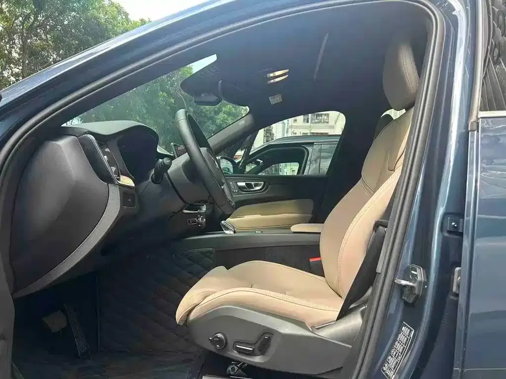 Volvo XC60 — фото 10
