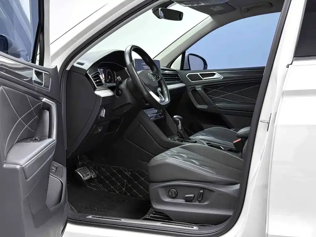 Volkswagen Tiguan L — фото 6