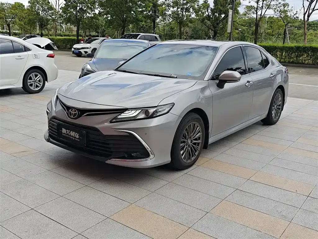 Toyota Camry — фото 1