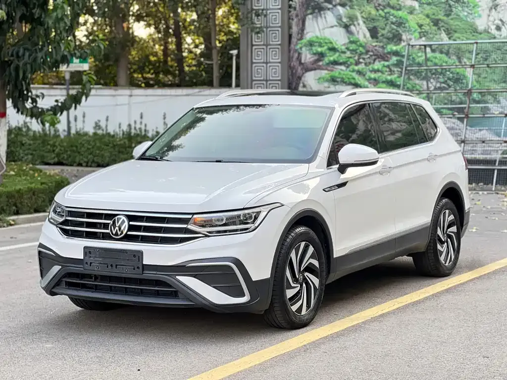 Volkswagen Tiguan L — фото 1