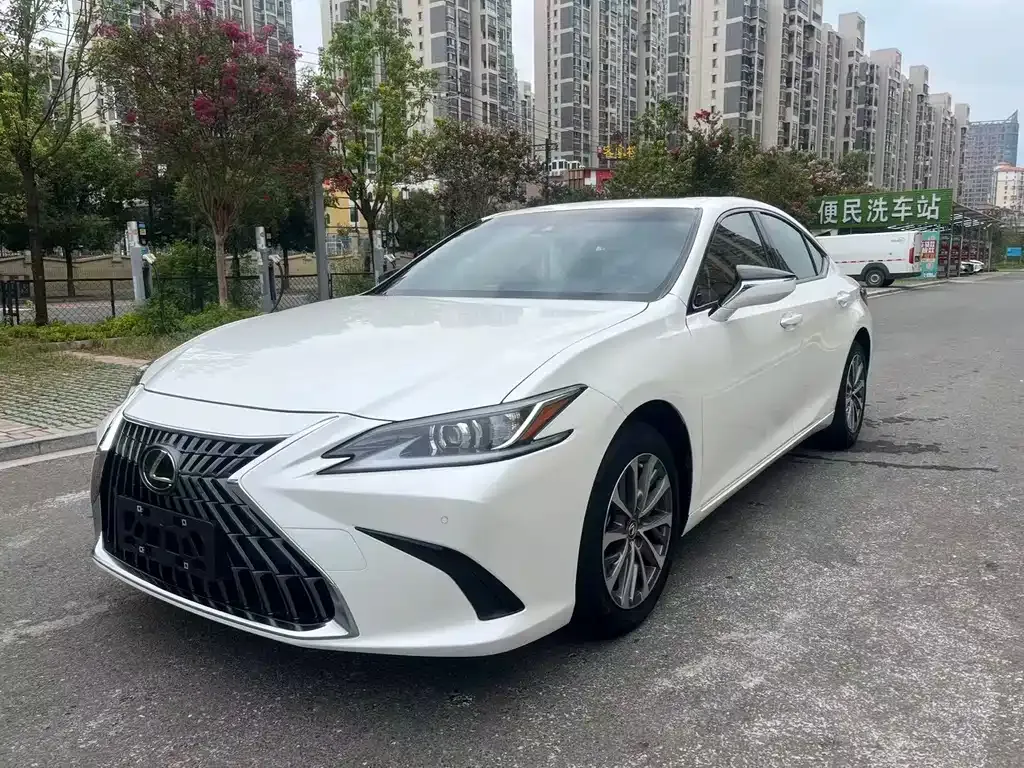 Lexus ES — фото 1
