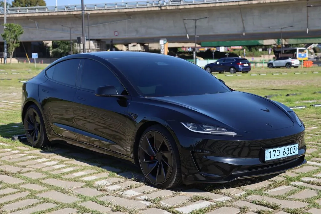 Tesla Model 3 — фото 1