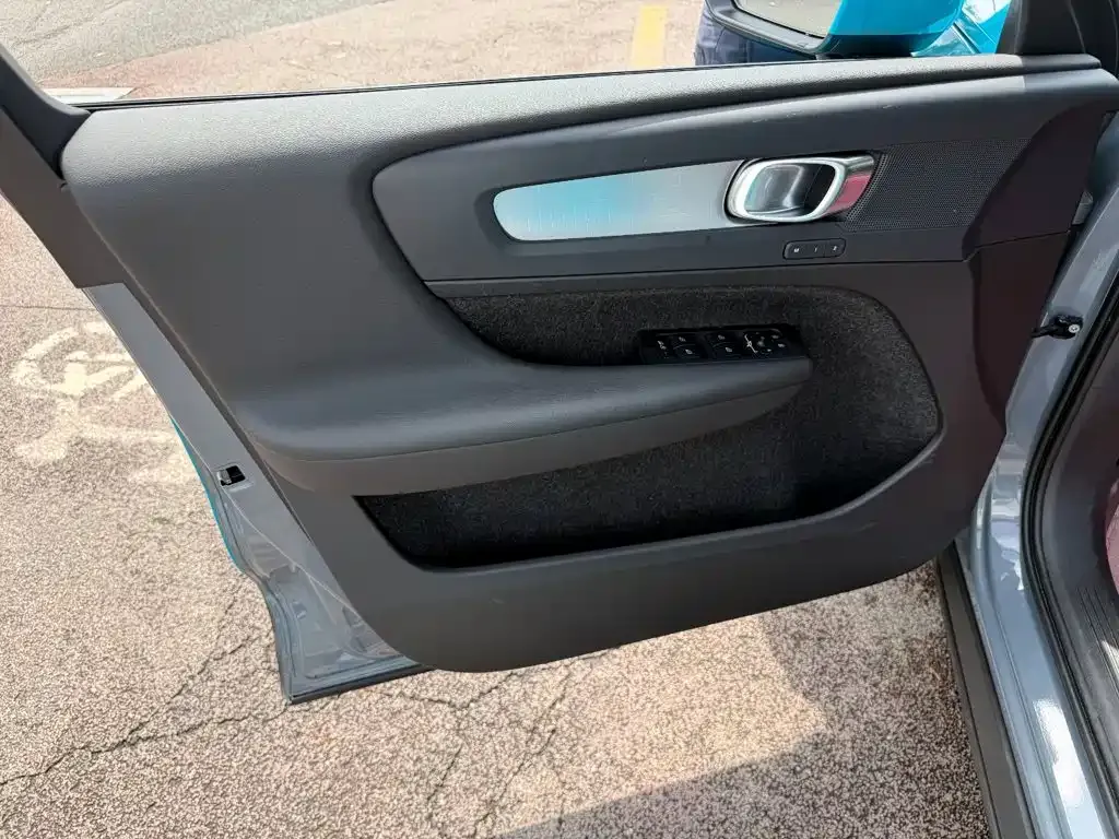 Volvo XC40 — фото 10