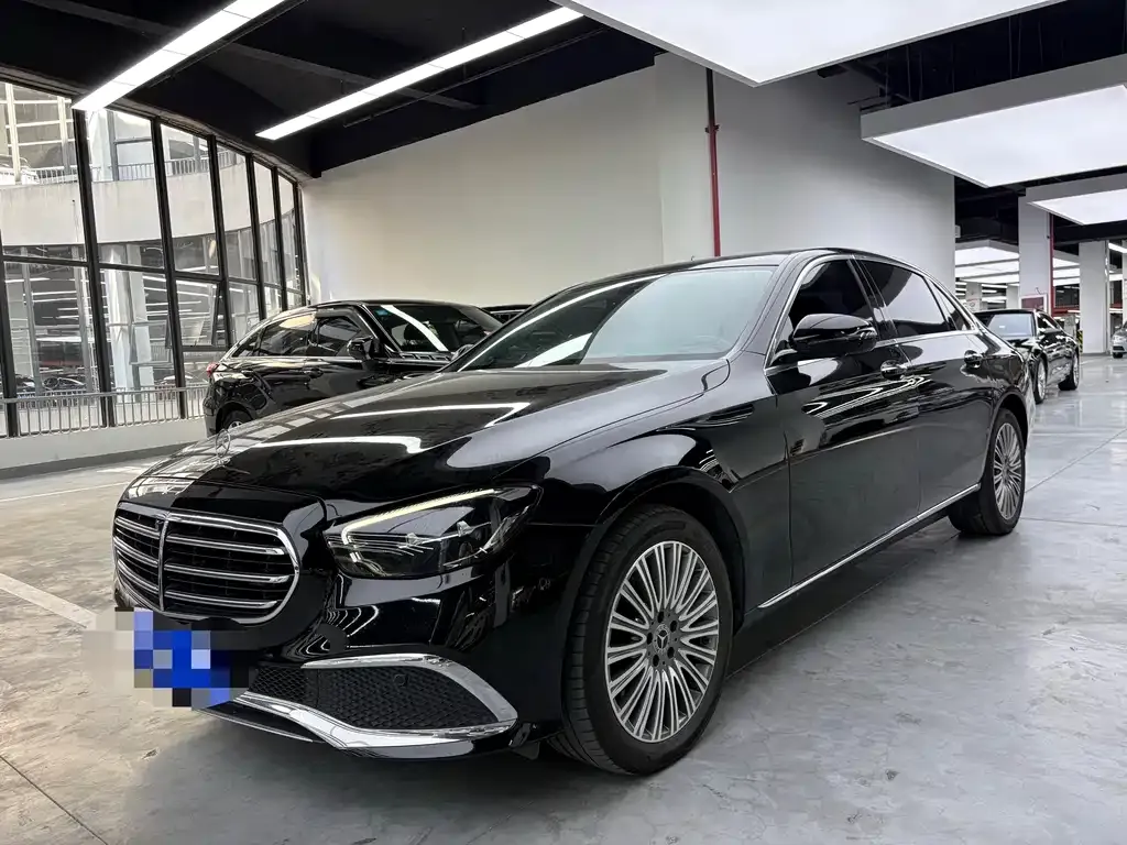 Mercedes-Benz E-Class — фото 1