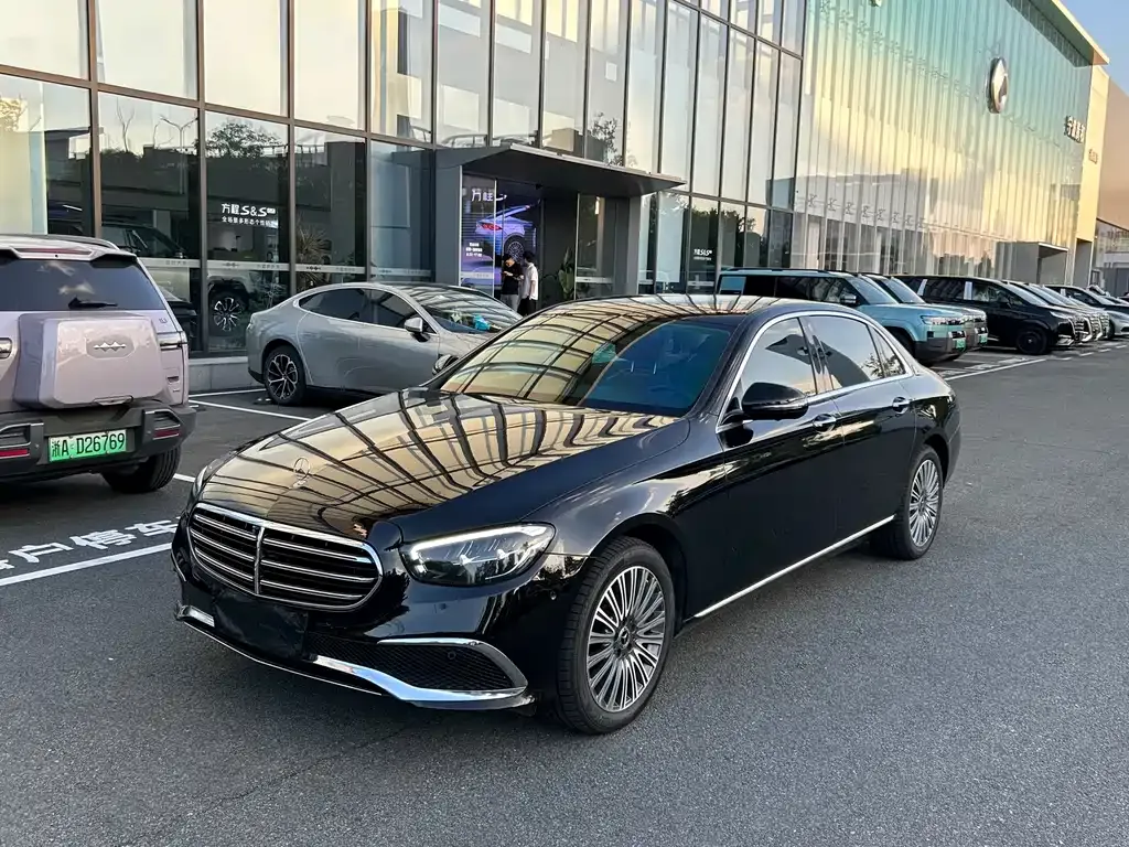 Mercedes-Benz E-Class — фото 1