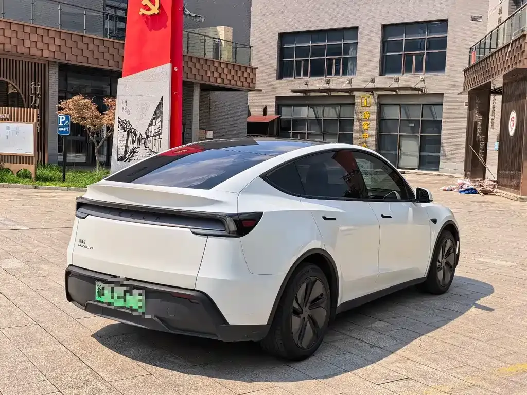 Tesla Model Y — фото 10