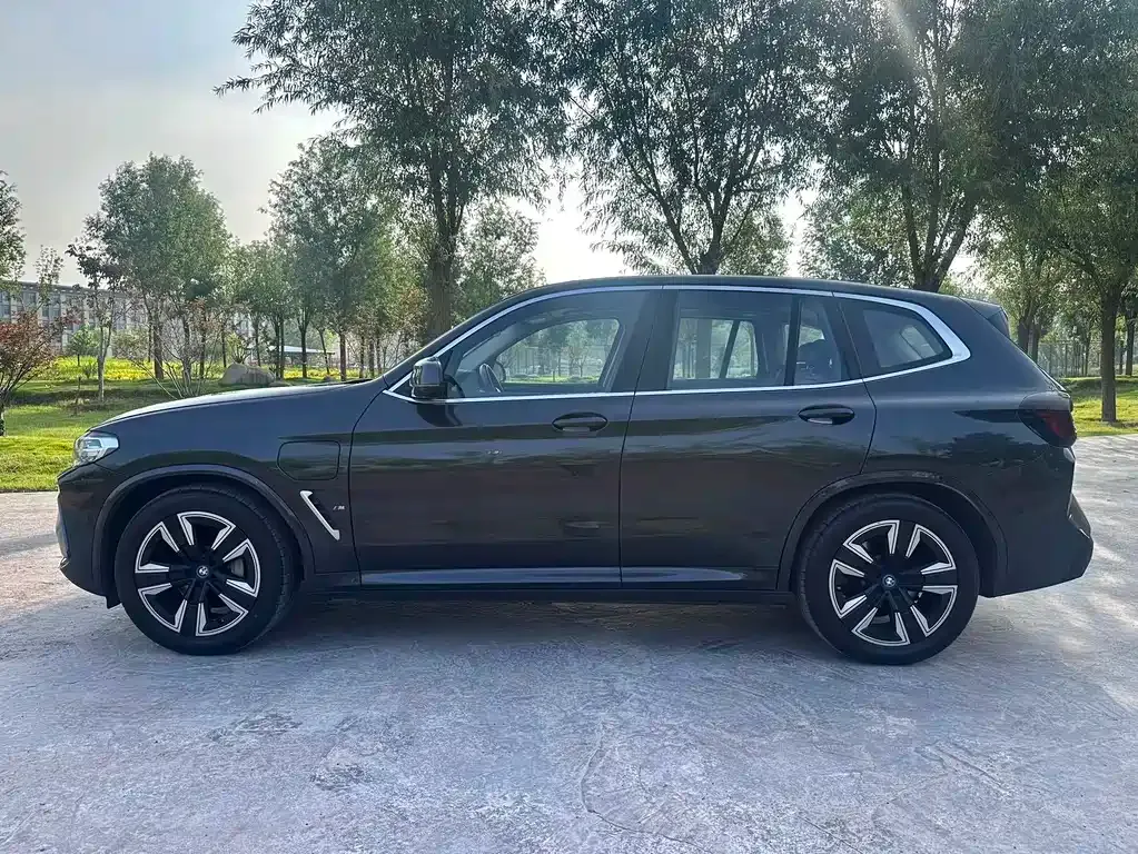 BMW iX3 — фото 8