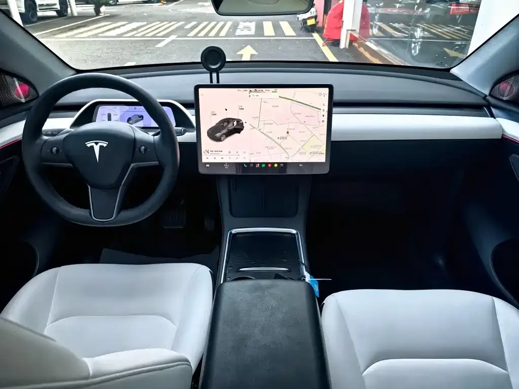 Tesla Model Y — фото 10