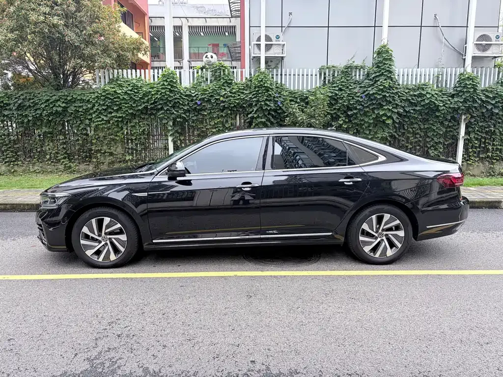 Volkswagen Passat PHEV — фото 10
