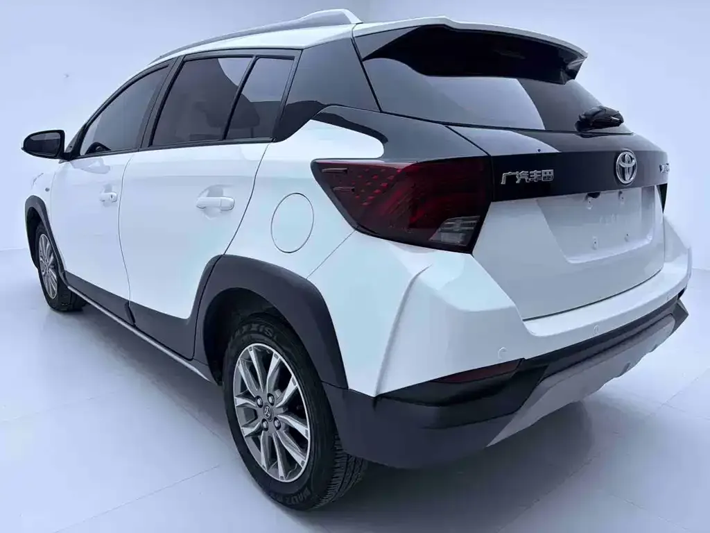 Toyota Yaris L — фото 2