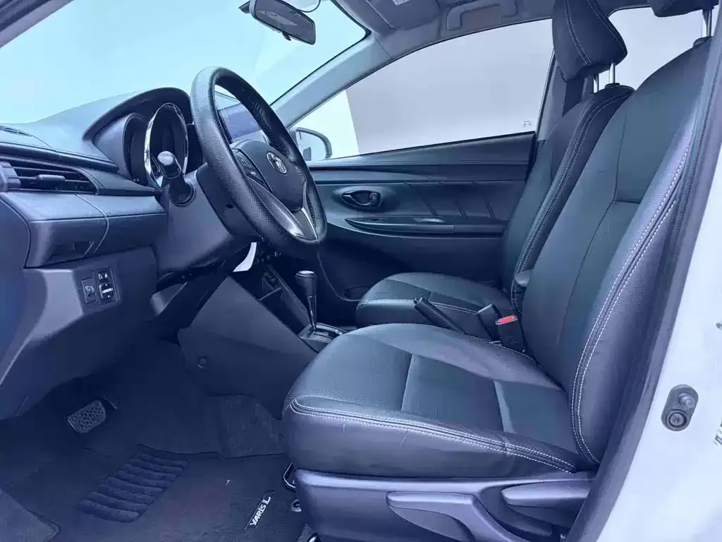 Toyota Yaris L — фото 3