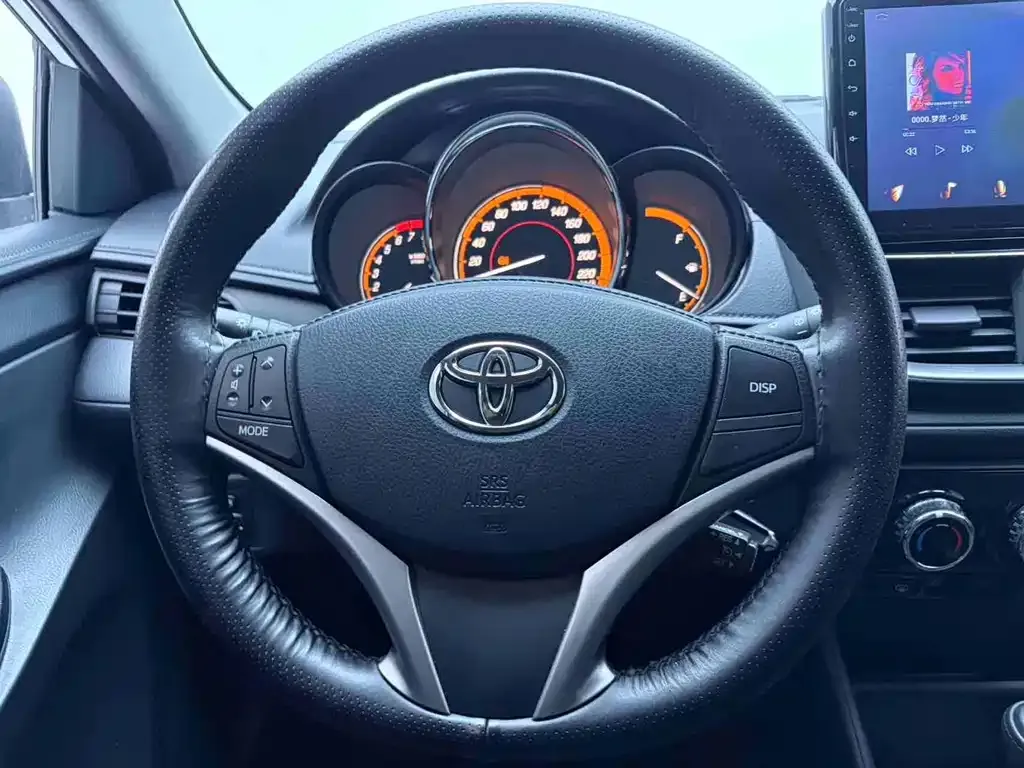 Toyota Yaris L — фото 4