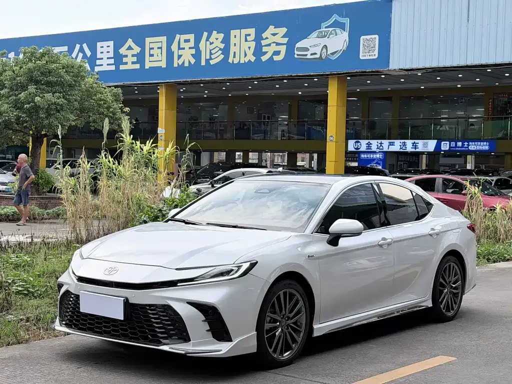 Toyota Camry — фото 1