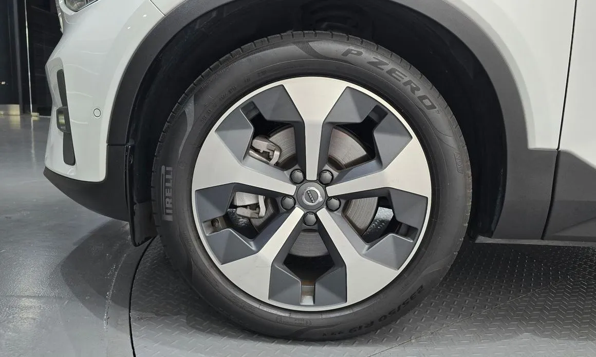 Volvo XC40 — фото 10
