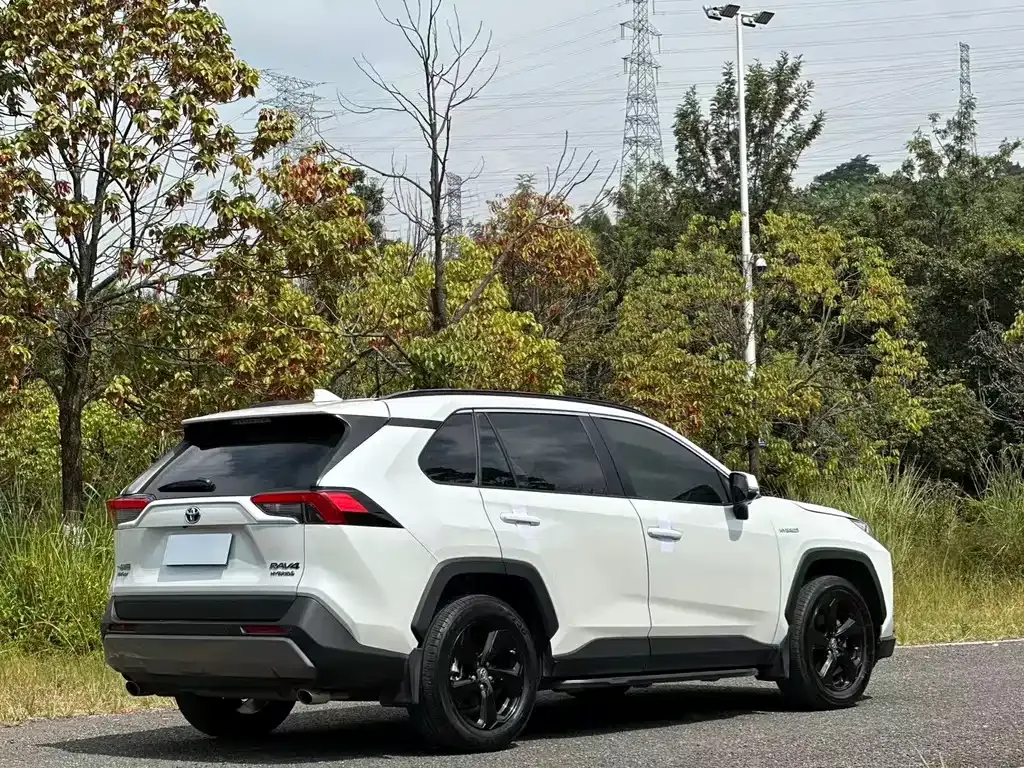 Toyota RAV4 — фото 2