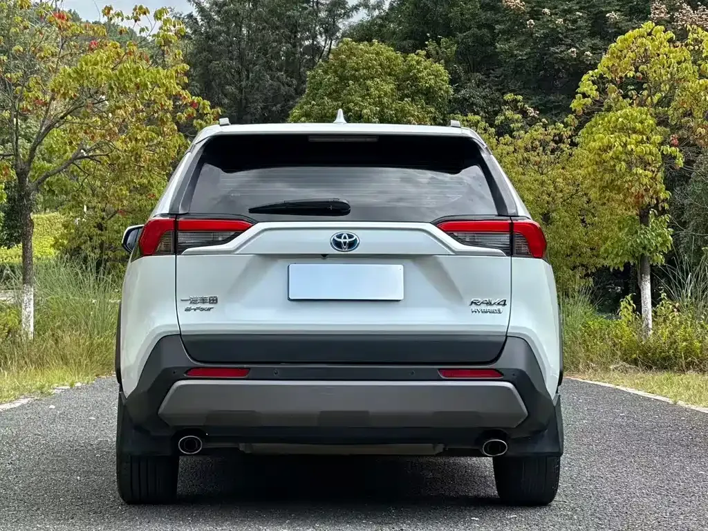 Toyota RAV4 — фото 5