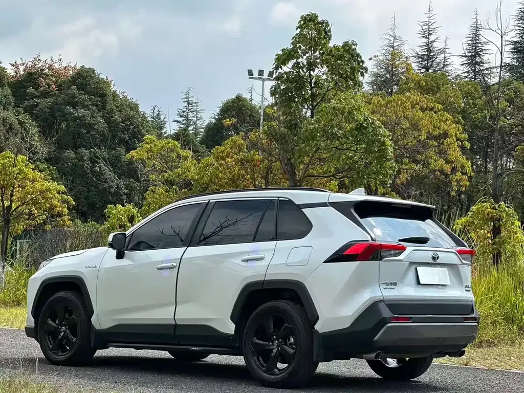 Toyota RAV4 — фото 6