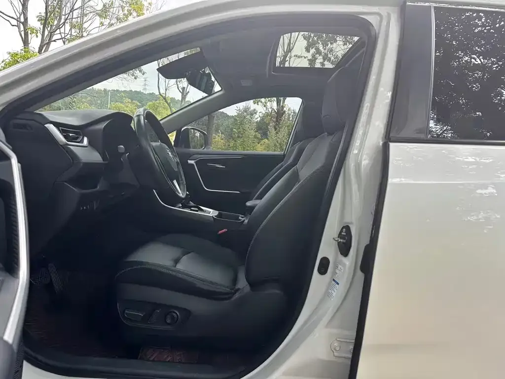 Toyota RAV4 — фото 9