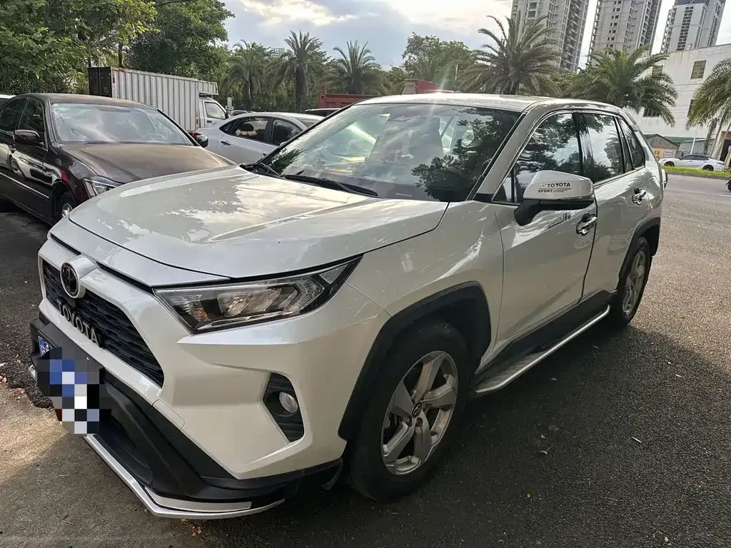 Toyota RAV4 — фото 1