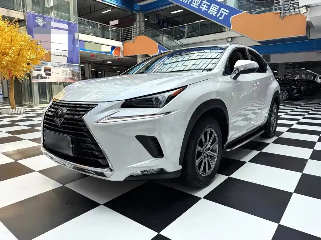 Lexus NX — фото 1