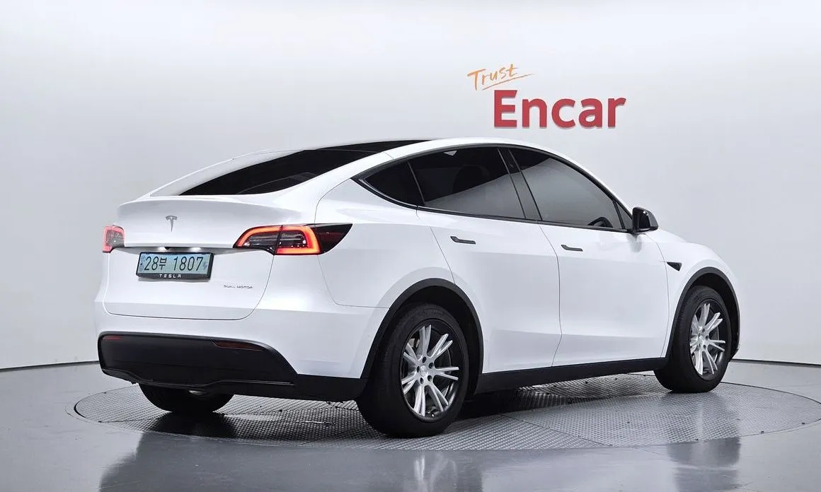 Tesla Model Y — фото 10
