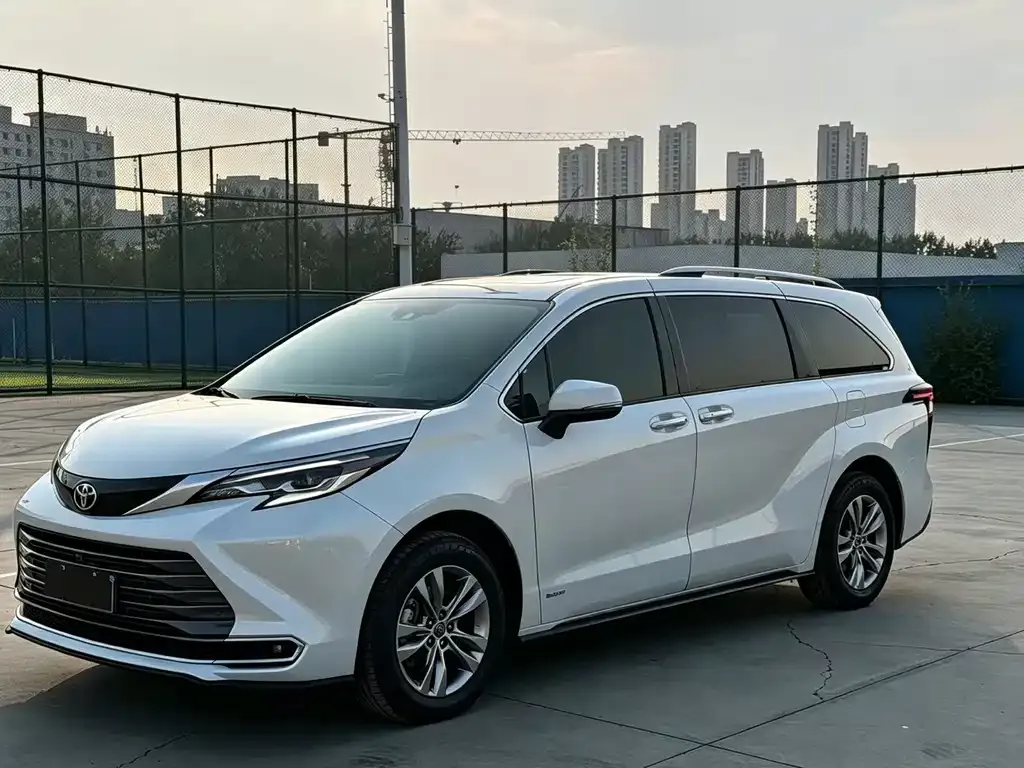 Toyota Sienna — фото 1