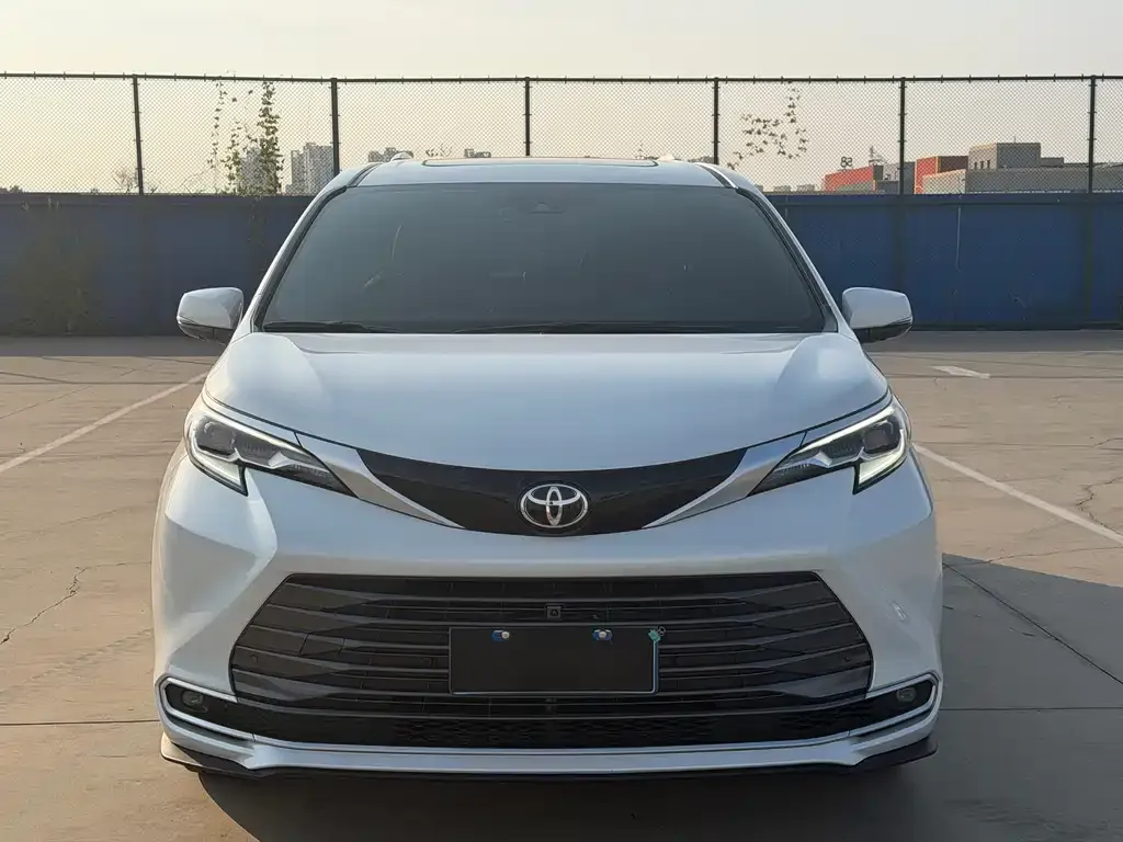 Toyota Sienna — фото 3
