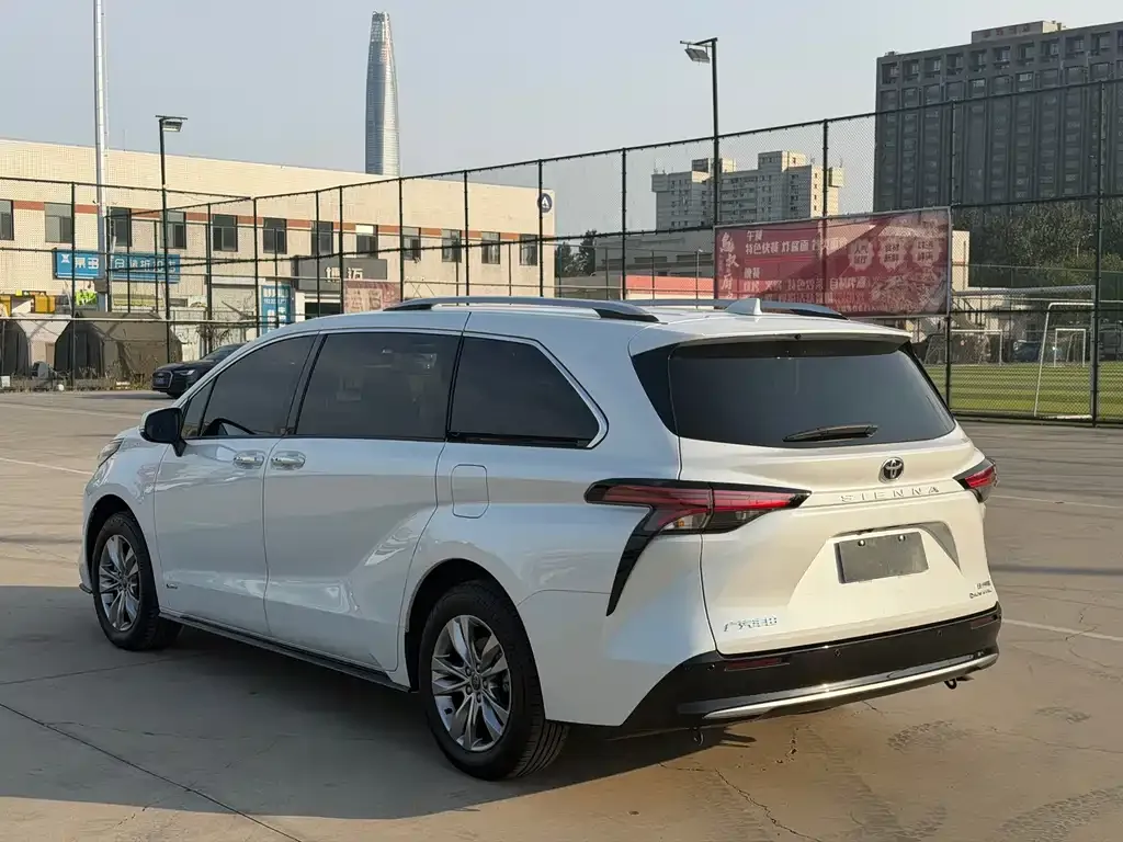 Toyota Sienna — фото 9