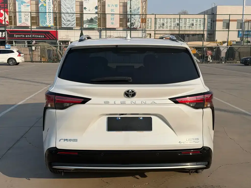 Toyota Sienna — фото 2