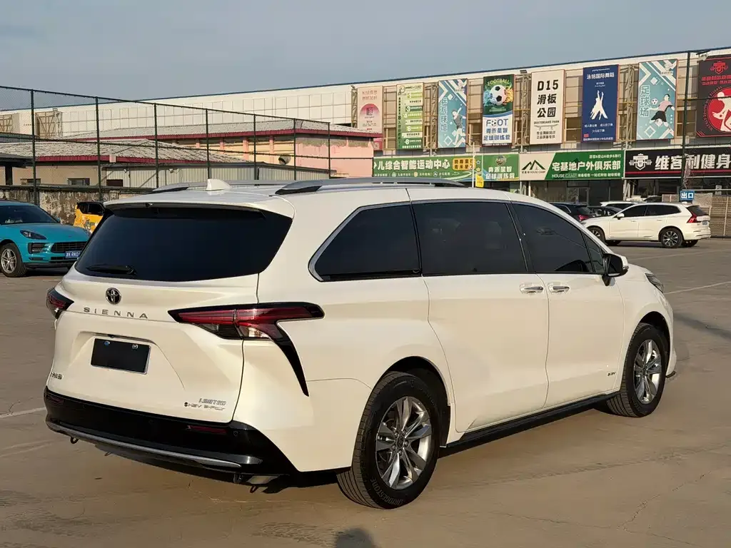 Toyota Sienna — фото 4
