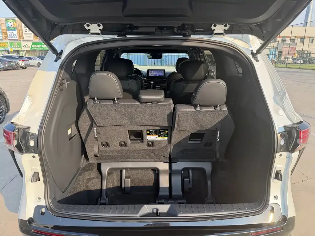 Toyota Sienna — фото 7
