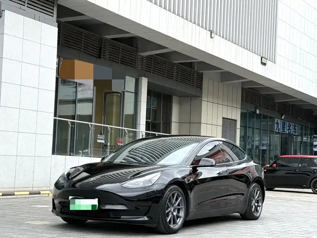 Tesla Model 3 — фото 1
