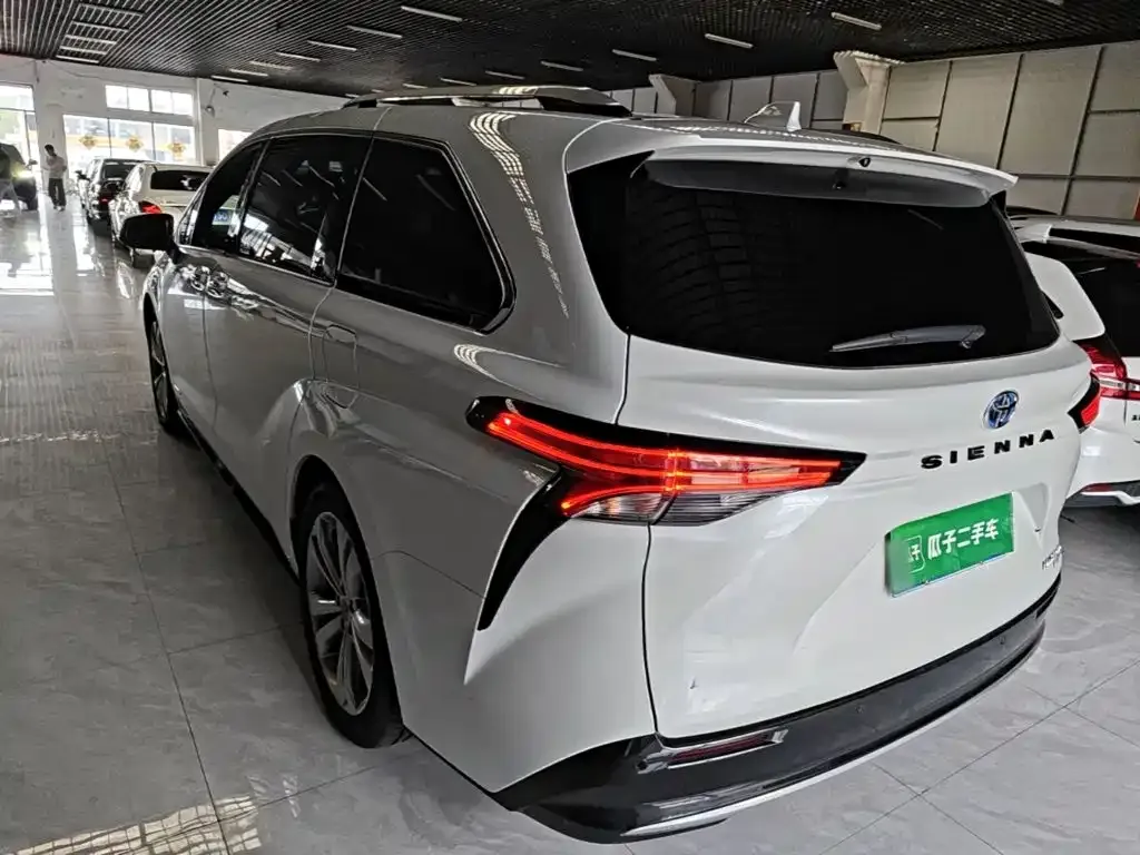 Toyota Sienna — фото 10