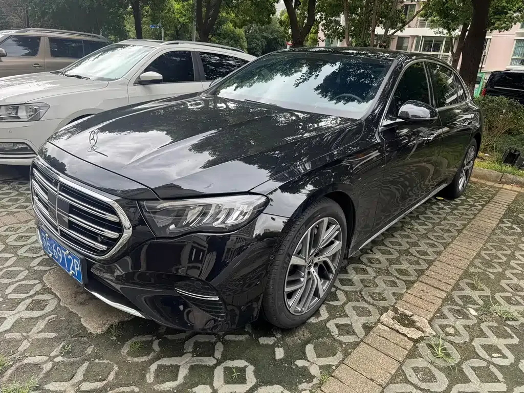 Mercedes-Benz E-Class — фото 1