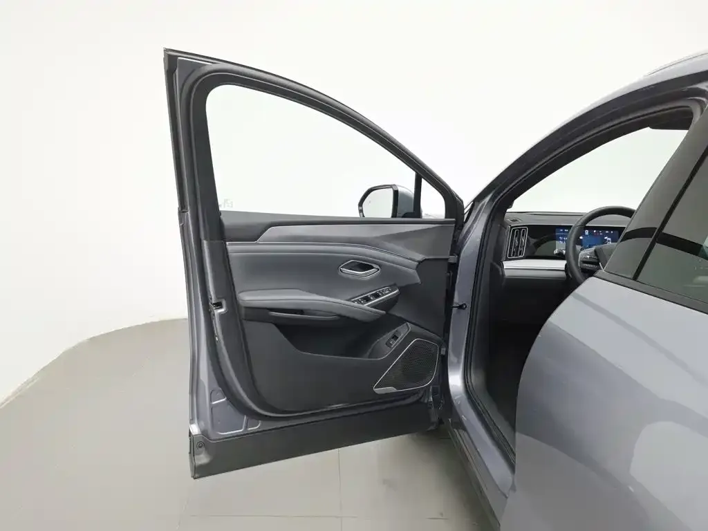 BYD L DM-i — фото 3