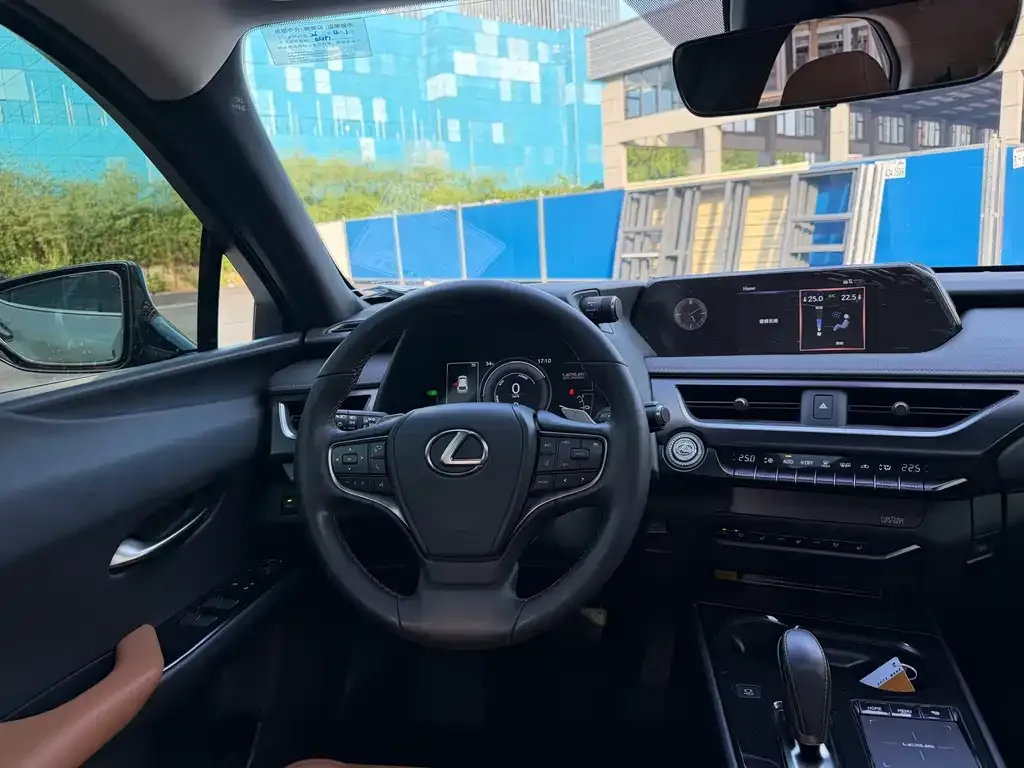 Lexus UX New Energy — фото 3