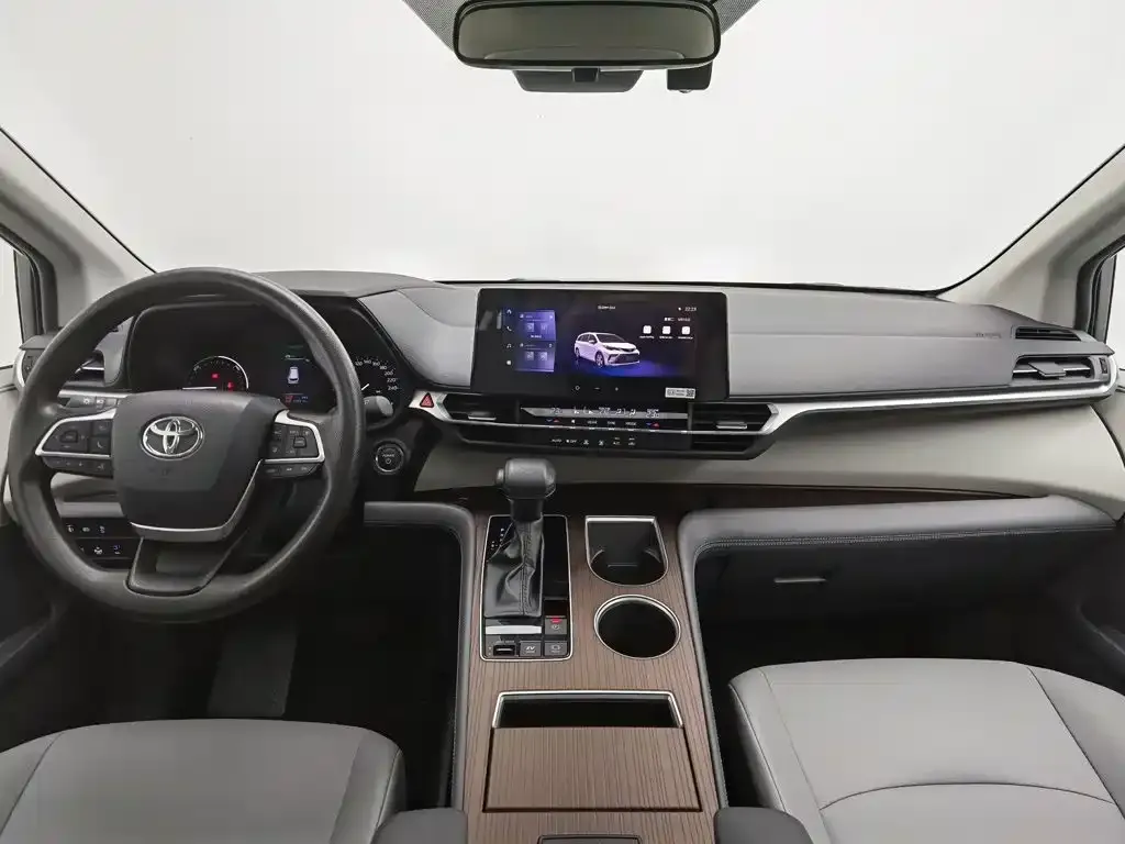 Toyota Granvia — фото 3
