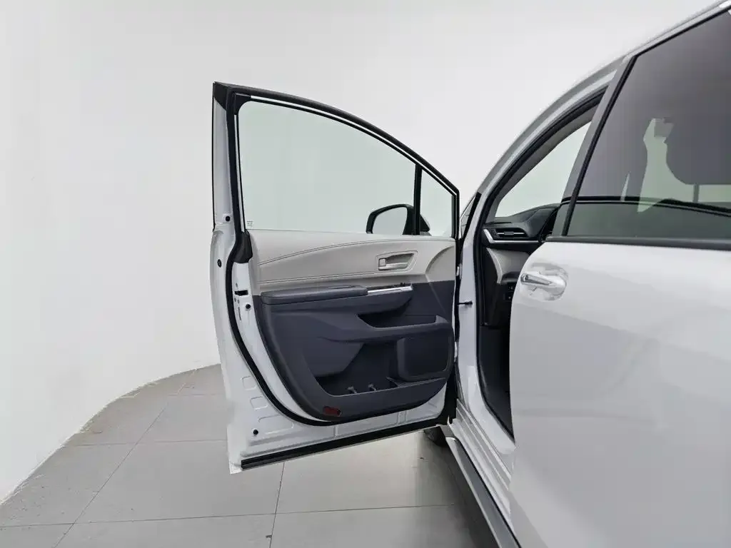 Toyota Granvia — фото 4
