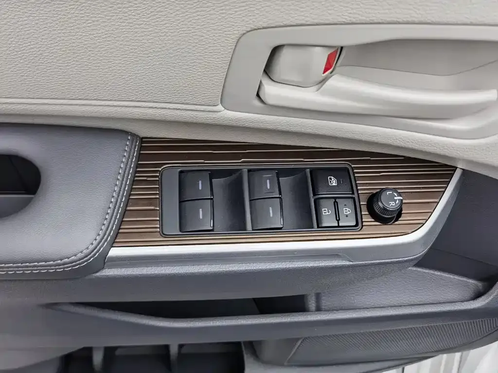 Toyota Granvia — фото 10
