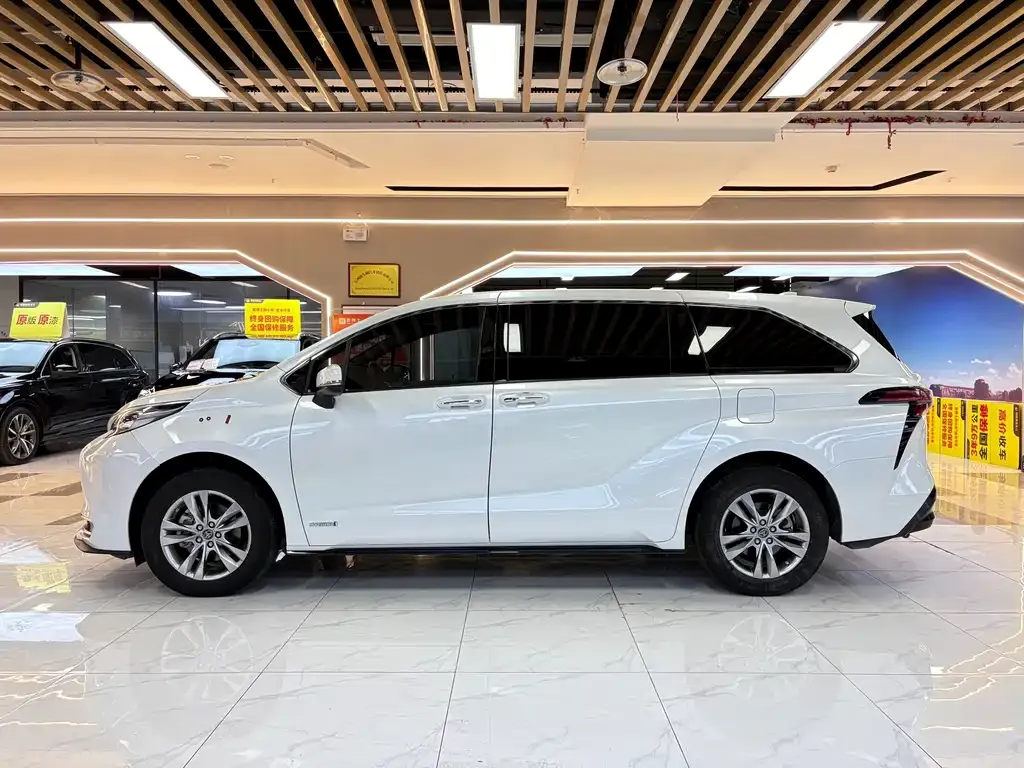 Toyota Sienna — фото 3