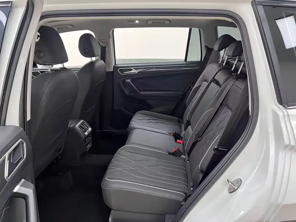 Volkswagen Tiguan L — фото 2