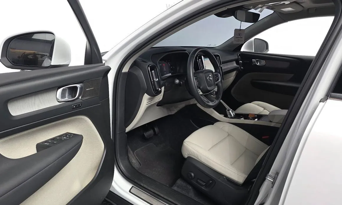 Volvo XC40 — фото 10
