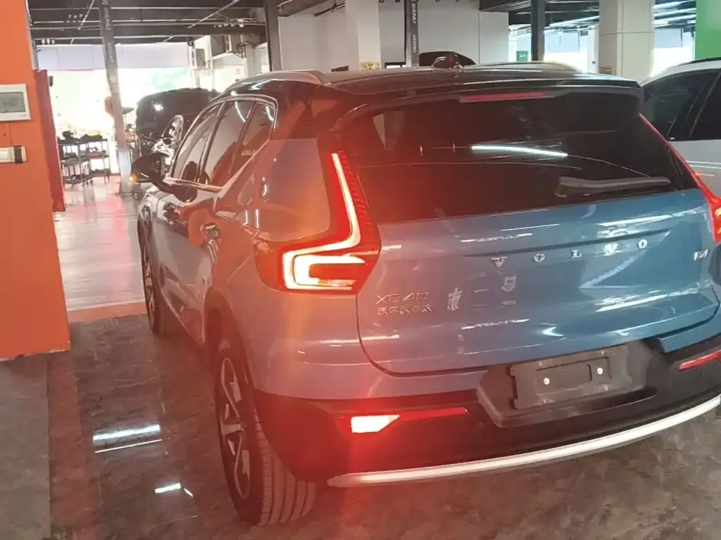 Volvo XC40 — фото 10