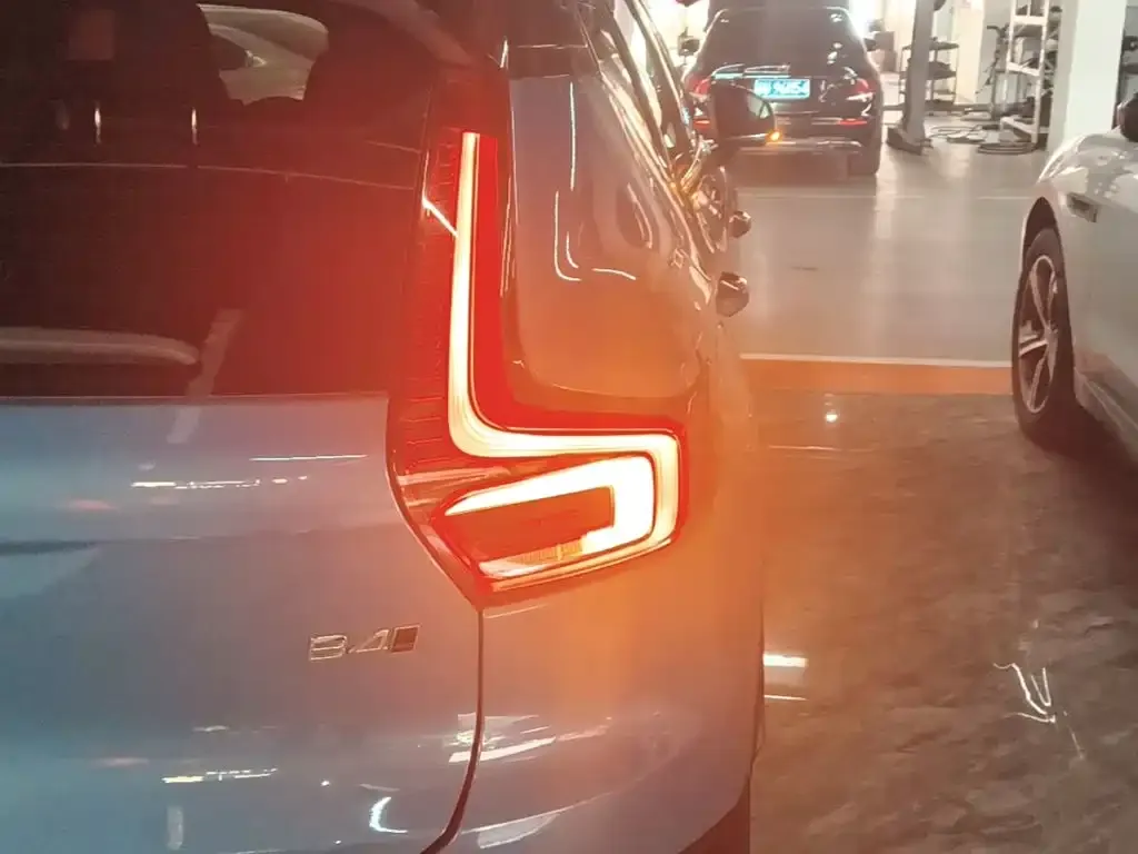 Volvo XC40 — фото 9