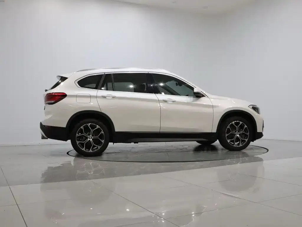BMW X1 — фото 8
