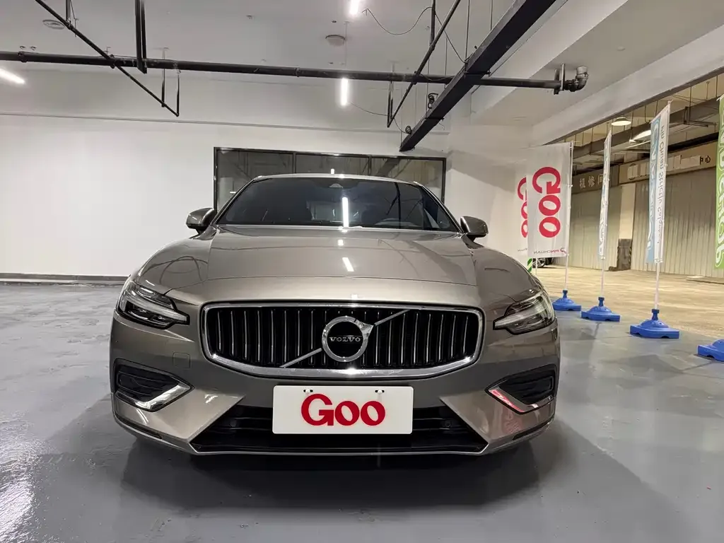Volvo S60 — фото 1