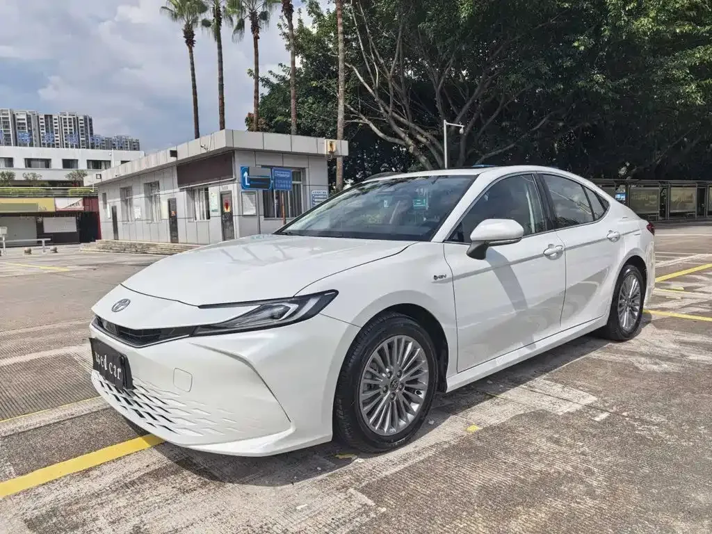 Toyota Camry — фото 1