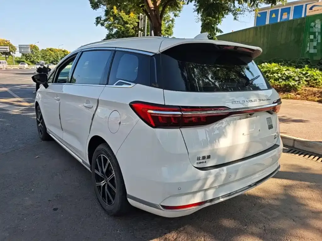 BYD MAX New Energy — фото 10
